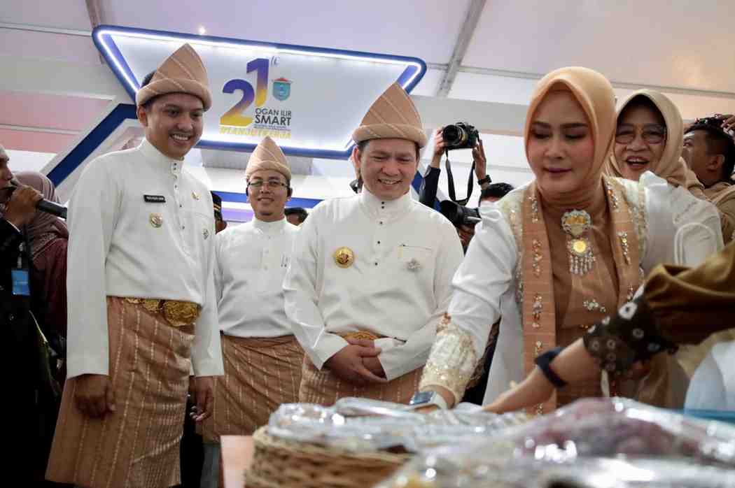 Pj Gubernur Sumsel, Eelen Setiadi melihjat langsung stand pada Ogan Ilir Expo, Selasa (7/1/2025). Foto: Humas Pemprov Sumsel.