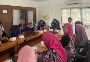 Para dosen komunikasi UBD Palembang saat melakukan pengabdian masyarakat di Provinsi Jambi. Foto: Dok UBD Palembang.