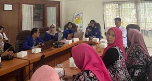 Para dosen komunikasi UBD Palembang saat melakukan pengabdian masyarakat di Provinsi Jambi. Foto: Dok UBD Palembang.