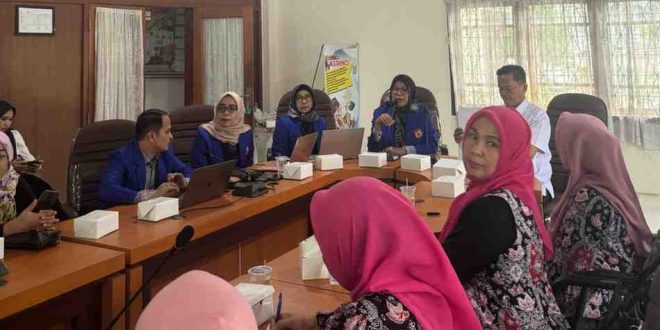 Para dosen komunikasi UBD Palembang saat melakukan pengabdian masyarakat di Provinsi Jambi. Foto: Dok UBD Palembang.