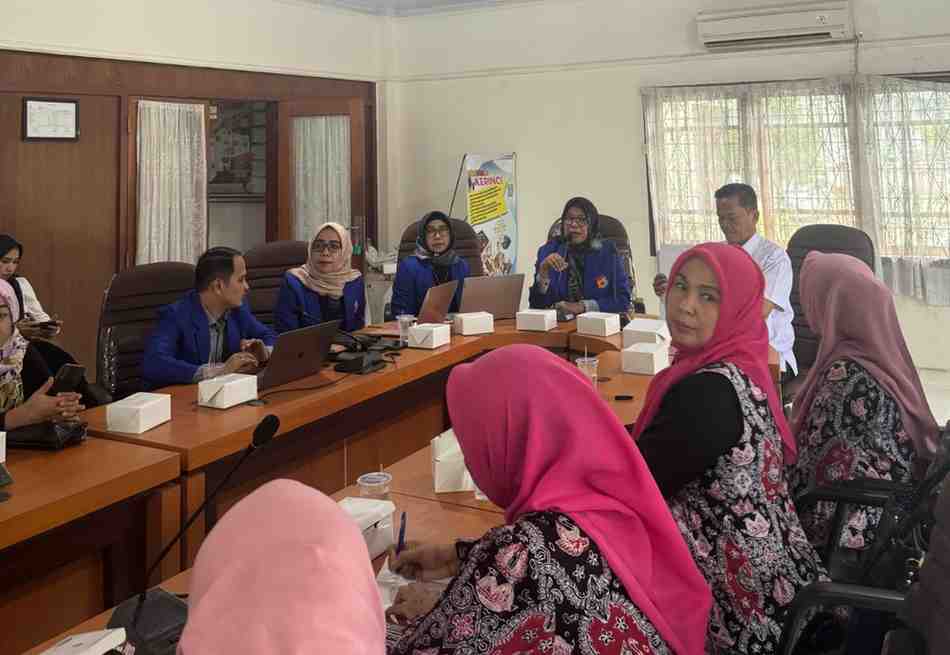 Para dosen komunikasi UBD Palembang saat melakukan pengabdian masyarakat di Provinsi Jambi. Foto: Dok UBD Palembang.
