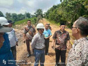 Camat Sungai Keruh Dendi Suhendar bergerak cepat meninjau lokasi tumpahan minyak yang mencemari aliran sungai di Desa Sungai Dua, Kabupaten Musi Banyuasin (Muba), Kamis (23/1/2025). Foto: Kominfo Muba.