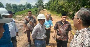 Camat Sungai Keruh Dendi Suhendar bergerak cepat meninjau lokasi tumpahan minyak yang mencemari aliran sungai di Desa Sungai Dua, Kabupaten Musi Banyuasin (Muba), Kamis (23/1/2025). Foto: Kominfo Muba.