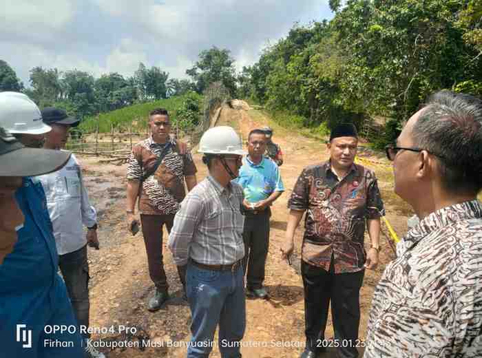 Camat Sungai Keruh Dendi Suhendar bergerak cepat meninjau lokasi tumpahan minyak yang mencemari aliran sungai di Desa Sungai Dua, Kabupaten Musi Banyuasin (Muba), Kamis (23/1/2025). Foto: Kominfo Muba.
