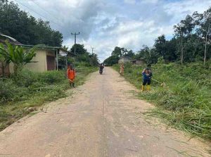 Babat Toman-MUBA: Merespon adanya keluhan warga terkait permasalahan sampah dan lampu jalan di Kecamatan Babat Toman, Camat Heru didampingi Kepala Desa Toman Tarmizi merespon dengan mengajak 'Ngopi' (Ngobrol Penuh Inspirasi) Dinas Lingkungan Hidup (DLH) dan PUPR ke Desa Toman Kecamatan Babat Toman, (Selasa 7 Januari 2025) Dalam kesempatan itu, Heru menyampaikan keluhan warga terkait permasalahan sampah dan lampu jalan masih sering terjadi, mulai dari sering adanya laporan sampah yang lambat diangkut walaupun disadari pula masih lemahnya kesadaran warga untuk tertib dalam mengelola sampah untuk tidak membuang sembarangan, begitupula sebaliknya permaslahan lampu jalan. "Kami tentu berharap keluhan tersebut dapat segera diatasi oleh dinas terkait dan kalau bisa kami usulkan tiap Desa/Kelurahan terpasilitasi oleh mobil pengangk sampah " ujar Heru. Kepala Dinas Lingkungan Hidup yang diwakili oleh Kepala UPT Suherman menyampaikan bahwa Tim Kebersihan DLH selalu berupaya merespon setiap keluhan, namun disadari olehnya bahwa persolil di DLH dan armada pengangkut sampah masih sangat terbatas. "Permasalahan kami adalah personil dan armada pak, namun kami akan berusaha semaksimal mungkin. Untuk hari ini kami membawa personil tambahan dari Sekayu untuk gotong royong" sampai Suherman. Terpisah Kepala Dinas PUPR Alva Elan melalui sambungan telpon menyampaikan anggotanya akan turun menindaklanjuti laporan Camat Babat Toman untuk melakukan kegiatan penataan lampu jalan dan tebas bayang "Hari ini kami menurunkan tim untuk menginventarisir lampu jalan yang masih bisa diperbaiki dan diusulkan untuk penambahan pada titik-titik prioritas, sekaligus melakukan tebas bayang dijalan penghubung antar desa" tambah Alva. Dari pertemuan ini disepakati untuk dilanjutkan kegiatan gotong royong bersama Pemerintah Desa dan dinas terkait difokuskan terlebih dahulu di seputaran pasar Babat mengarah ke Desa Toman- Bangun Sari sampai ke Sungai Angit. Kegiatan tersebut dihadiri oleh Camat Babat Toman Heru Kharisma, Dinas Lingkungan Hidup Suherman, Dinas PUPR Kepala Desa Toman Tarmizi dan Warga