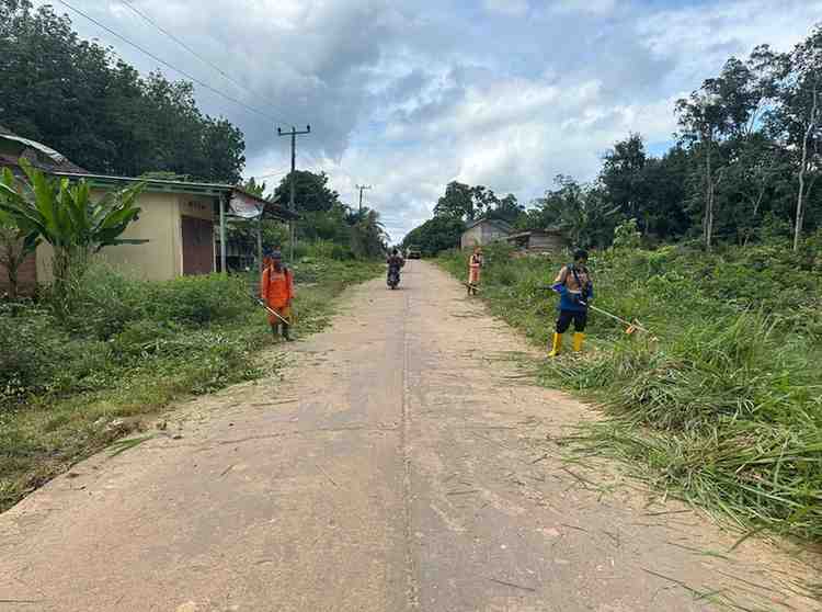 Babat Toman-MUBA: Merespon adanya keluhan warga terkait permasalahan sampah dan lampu jalan di Kecamatan Babat Toman, Camat Heru didampingi Kepala Desa Toman Tarmizi merespon dengan mengajak 'Ngopi' (Ngobrol Penuh Inspirasi) Dinas Lingkungan Hidup (DLH) dan PUPR ke Desa Toman Kecamatan Babat Toman, (Selasa 7 Januari 2025) Dalam kesempatan itu, Heru menyampaikan keluhan warga terkait permasalahan sampah dan lampu jalan masih sering terjadi, mulai dari sering adanya laporan sampah yang lambat diangkut walaupun disadari pula masih lemahnya kesadaran warga untuk tertib dalam mengelola sampah untuk tidak membuang sembarangan, begitupula sebaliknya permaslahan lampu jalan. "Kami tentu berharap keluhan tersebut dapat segera diatasi oleh dinas terkait dan kalau bisa kami usulkan tiap Desa/Kelurahan terpasilitasi oleh mobil pengangk sampah " ujar Heru. Kepala Dinas Lingkungan Hidup yang diwakili oleh Kepala UPT Suherman menyampaikan bahwa Tim Kebersihan DLH selalu berupaya merespon setiap keluhan, namun disadari olehnya bahwa persolil di DLH dan armada pengangkut sampah masih sangat terbatas. "Permasalahan kami adalah personil dan armada pak, namun kami akan berusaha semaksimal mungkin. Untuk hari ini kami membawa personil tambahan dari Sekayu untuk gotong royong" sampai Suherman. Terpisah Kepala Dinas PUPR Alva Elan melalui sambungan telpon menyampaikan anggotanya akan turun menindaklanjuti laporan Camat Babat Toman untuk melakukan kegiatan penataan lampu jalan dan tebas bayang "Hari ini kami menurunkan tim untuk menginventarisir lampu jalan yang masih bisa diperbaiki dan diusulkan untuk penambahan pada titik-titik prioritas, sekaligus melakukan tebas bayang dijalan penghubung antar desa" tambah Alva. Dari pertemuan ini disepakati untuk dilanjutkan kegiatan gotong royong bersama Pemerintah Desa dan dinas terkait difokuskan terlebih dahulu di seputaran pasar Babat mengarah ke Desa Toman- Bangun Sari sampai ke Sungai Angit. Kegiatan tersebut dihadiri oleh Camat Babat Toman Heru Kharisma, Dinas Lingkungan Hidup Suherman, Dinas PUPR Kepala Desa Toman Tarmizi dan Warga