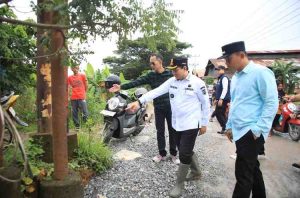 Pj Gubernur Sumsel, Eelen Setiadi meninjau jalan Gandus yang rusak dan selalu dikeluhkan warga, Minggu (5/1/2025). Foto: Humas Pemprov Sumsel.