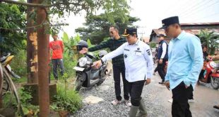 Pj Gubernur Sumsel, Eelen Setiadi meninjau jalan Gandus yang rusak dan selalu dikeluhkan warga, Minggu (5/1/2025). Foto: Humas Pemprov Sumsel.