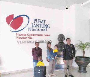 Flora bersama orantuanya sudah tiba di RS Jantung Harapan Kita, Jakarta, Jumat (24/1/2025). Foto: Kominfo Muba.