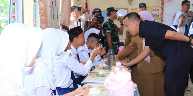 Sekretaris Daerah (Sekda) Kota Palembang, Aprizal Hasyim, melakukan peninjauan terhadap pelaksanaan program Makan Gizi Gratis (MGS) di SDN 25