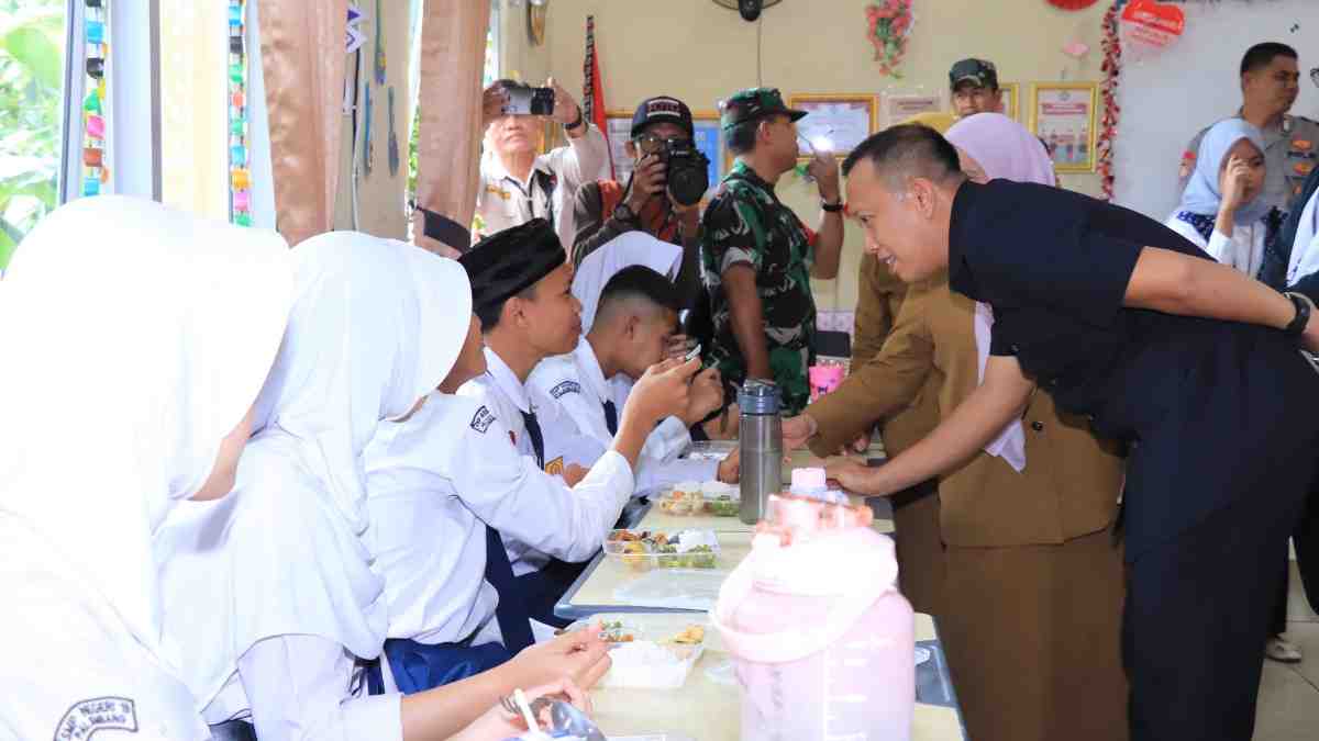 Sekretaris Daerah (Sekda) Kota Palembang, Aprizal Hasyim, melakukan peninjauan terhadap pelaksanaan program Makan Gizi Gratis (MGS) di SDN 25