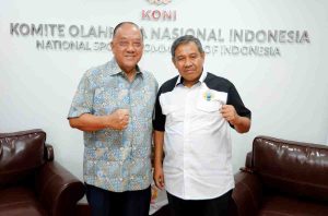 Ketua Forum Silaturahmi Cabang Olahraga (Cabor) Sumatera Selatan, Lidayanto bersama Ketua Umum KONI pusat. Foto: Dok Pribadi.