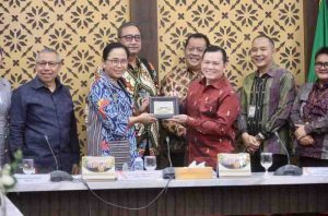 Pj Gubernur Sumsel, Elen Setiadi memberikan cindera mata pada Ketua Tim Kunker Spesifik Komisi X DPR RI yang juga Wakil Ketua Komisi X DPR RI, M.Y. Esti Wijayati, Kamis (30/1/2025). Foto: Humas Pemprov Sumsel.