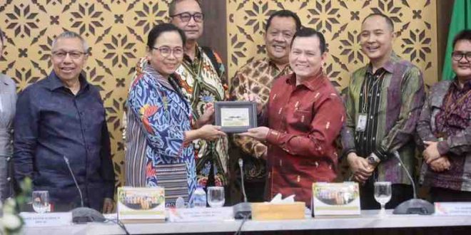 Pj Gubernur Sumsel, Elen Setiadi memberikan cindera mata pada Ketua Tim Kunker Spesifik Komisi X DPR RI yang juga Wakil Ketua Komisi X DPR RI, M.Y. Esti Wijayati, Kamis (30/1/2025). Foto: Humas Pemprov Sumsel.