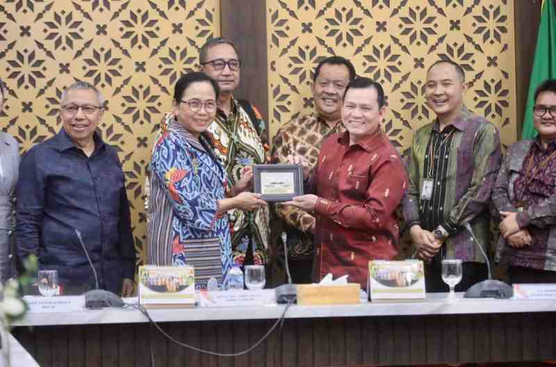 Pj Gubernur Sumsel, Elen Setiadi memberikan cindera mata pada Ketua Tim Kunker Spesifik Komisi X DPR RI yang juga Wakil Ketua Komisi X DPR RI, M.Y. Esti Wijayati, Kamis (30/1/2025). Foto: Humas Pemprov Sumsel.