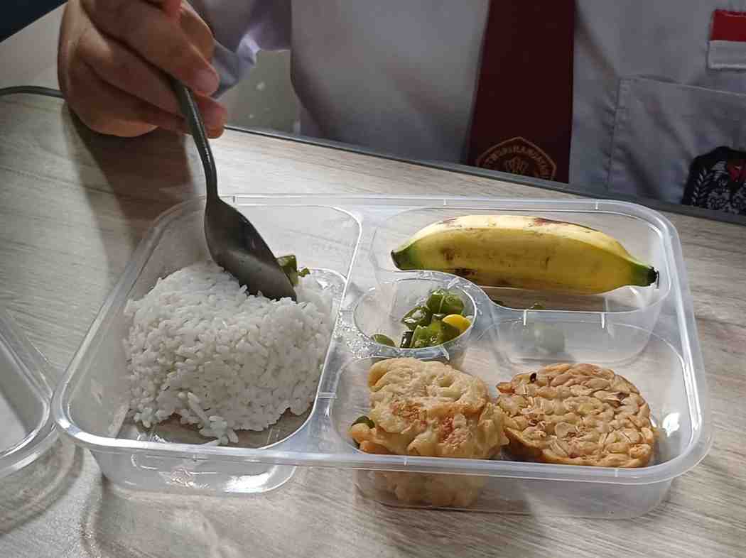 Menu makanan bergizi gratis yang disajikan kepada para siswa di sejumlah SD dan SMP di Palembang. Foto: Dok Sumselheadline.