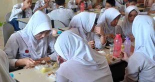 Para siswa di Palembang yang mendapat makan bergizi gratis. Foto: Sumselheadline/Pitria.
