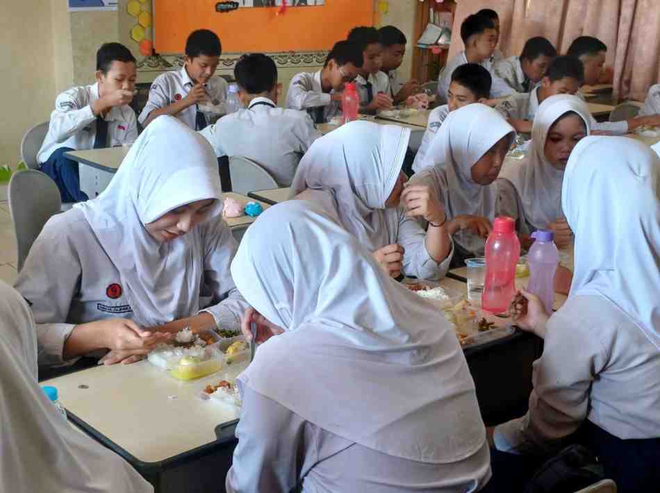 Para siswa di Palembang yang mendapat makan bergizi gratis. Foto: Sumselheadline/Pitria.