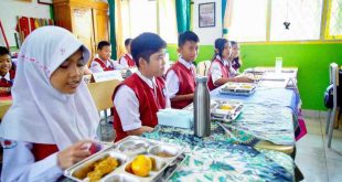 Para siswa SMPN 3 Sekayu tampak amntusias menerima makan gratis, Senin (13/1/2025). Foto: Kominfo Muba.