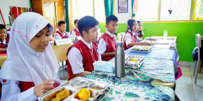 Para siswa SMPN 3 Sekayu tampak amntusias menerima makan gratis, Senin (13/1/2025). Foto: Kominfo Muba.