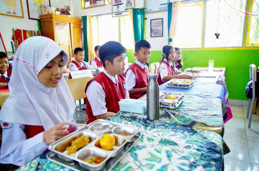 Para siswa SMPN 3 Sekayu tampak amntusias menerima makan gratis, Senin (13/1/2025). Foto: Kominfo Muba.