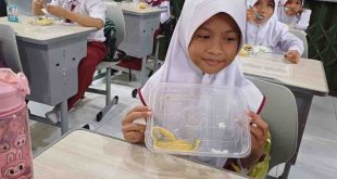 Queenza Elena, murid SDN 25 Palembang, yang menikmati makanan bergizi gratis, Senin (6/1/2025). Foto: Sumselheadline/Pitria.
