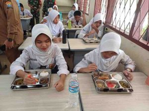 Siswa kelas IX SMP Negeri 40 Palembang menikmati menu MBG, Senin (13/1/2025). Foto: Sumselheadline/Pitria.