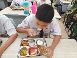 Siswa menikmati makan program makanan bergizi gratis. Foto: Dok Sumselheadline.