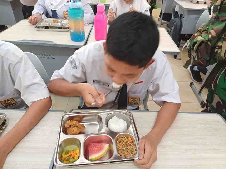Siswa menikmati makan program makanan bergizi gratis. Foto: Dok Sumselheadline.