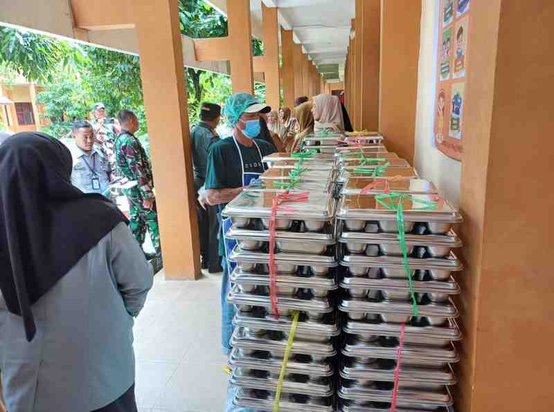 Susunan omprengan yang dijadikan wadah makanan bergizi gratis untuk siswa di Palembang. Foto: Sumselheadline/Pitria.