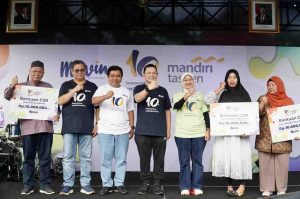 Penjabat (Pj) Gubernur Sumatera Selatan Elen Setiadi, bersama jajaran komisari, kayawan dan ratusan nasabah Bank Mandiri Taspen, usai mengikuti jalan sehat bersama dalam rangka memerihkan HUT  Mandiri Taspen ke 10 Tahun 2025, bertempat di Halaman Kantor Gubernur Sumsel, Sabtu (25/01/2025). Foto: Humas Pemprov Sumsel.