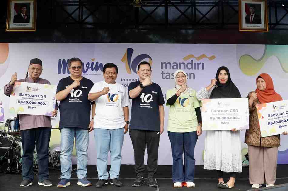 Penjabat (Pj) Gubernur Sumatera Selatan Elen Setiadi, bersama jajaran komisari, kayawan dan ratusan nasabah Bank Mandiri Taspen, usai mengikuti jalan sehat bersama dalam rangka memerihkan HUT  Mandiri Taspen ke 10 Tahun 2025, bertempat di Halaman Kantor Gubernur Sumsel, Sabtu (25/01/2025). Foto: Humas Pemprov Sumsel.