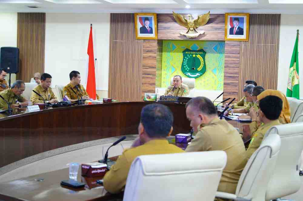 Pj Bupati Muba, Sandi Fahlepi rapat koordinasi dengan sejumlah kepala OPD dan camat se-Muba, Selasa (7/1/2025). Foto: Kominfo Muba.