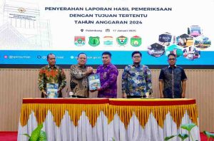 Kepala BPK Perwakilan Sumsel Andri Yogama menyerahkan laporan hasil pemeriksaan semester II penggunaan anggaran Pemkab Muba, Jumat (17/1/2025). Foto: Kominfo Muba.