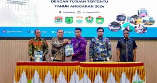 Kepala BPK Perwakilan Sumsel Andri Yogama menyerahkan laporan hasil pemeriksaan semester II penggunaan anggaran Pemkab Muba, Jumat (17/1/2025). Foto: Kominfo Muba.