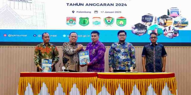 Kepala BPK Perwakilan Sumsel Andri Yogama menyerahkan laporan hasil pemeriksaan semester II penggunaan anggaran Pemkab Muba, Jumat (17/1/2025). Foto: Kominfo Muba.