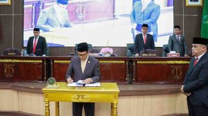 Ketua DPRD Muba Afitni Junaidi Gumay menandatangani rencana kerja TA 2025, Senin (6/1/2025). Foto: Kominfo Muba.