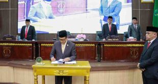 Ketua DPRD Muba Afitni Junaidi Gumay menandatangani rencana kerja TA 2025, Senin (6/1/2025). Foto: Kominfo Muba.