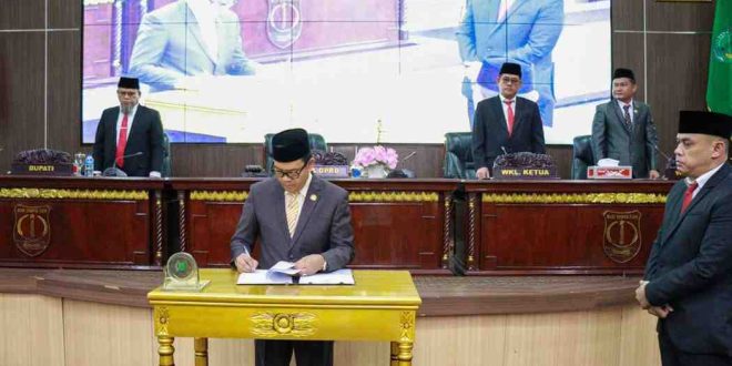Ketua DPRD Muba Afitni Junaidi Gumay menandatangani rencana kerja TA 2025, Senin (6/1/2025). Foto: Kominfo Muba.
