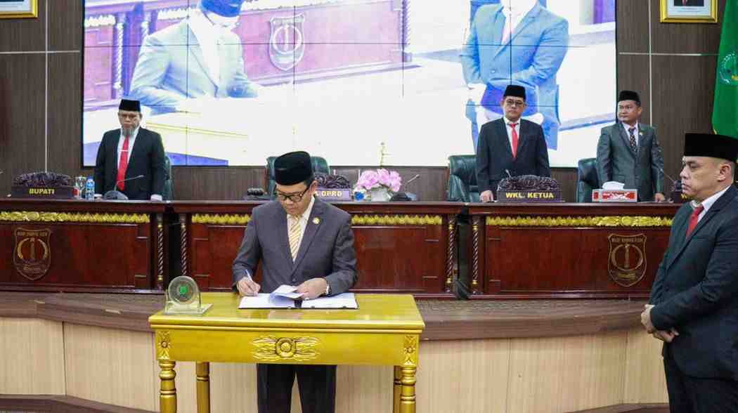 Ketua DPRD Muba Afitni Junaidi Gumay menandatangani rencana kerja TA 2025, Senin (6/1/2025). Foto: Kominfo Muba.