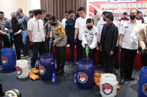Pj Gubernur Sumsel, Eelen Setiadi bersa,a Kapolda Provinsi Sumsel Irjen. Pol. Andi Rian Ryacudu Djajadi, S.I.K., M.H memusnakan barang bukti narkoba, Rabu (15/1/2025). Foto: Humas Pemprov Sumsel.
