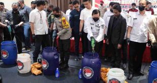 Pj Gubernur Sumsel, Eelen Setiadi bersa,a Kapolda Provinsi Sumsel Irjen. Pol. Andi Rian Ryacudu Djajadi, S.I.K., M.H memusnakan barang bukti narkoba, Rabu (15/1/2025). Foto: Humas Pemprov Sumsel.