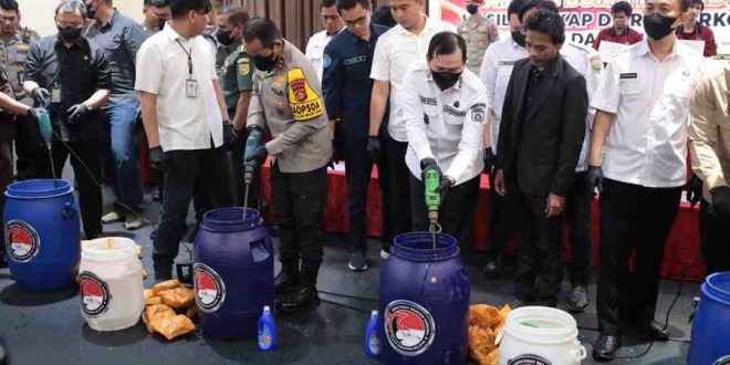 Pj Gubernur Sumsel, Eelen Setiadi bersa,a Kapolda Provinsi Sumsel Irjen. Pol. Andi Rian Ryacudu Djajadi, S.I.K., M.H memusnakan barang bukti narkoba, Rabu (15/1/2025). Foto: Humas Pemprov Sumsel.