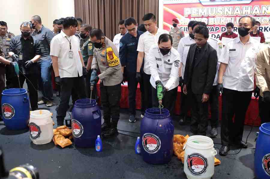 Pj Gubernur Sumsel, Eelen Setiadi bersa,a Kapolda Provinsi Sumsel Irjen. Pol. Andi Rian Ryacudu Djajadi, S.I.K., M.H memusnakan barang bukti narkoba, Rabu (15/1/2025). Foto: Humas Pemprov Sumsel.