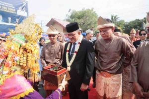 Sekda Sumsel, Edrward Candra diidampingi Bupati OKU Timur. Hanosin disambut tarian pada HUT Kabupaten OKU Timur di DPRD OKU Timur, Jumat (17/1/2025). Foto: Humas Pemprov SUmsel.
