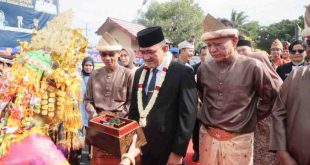 Sekda Sumsel, Edrward Candra diidampingi Bupati OKU Timur. Hanosin disambut tarian pada HUT Kabupaten OKU Timur di DPRD OKU Timur, Jumat (17/1/2025). Foto: Humas Pemprov SUmsel.