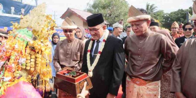 Sekda Sumsel, Edrward Candra diidampingi Bupati OKU Timur. Hanosin disambut tarian pada HUT Kabupaten OKU Timur di DPRD OKU Timur, Jumat (17/1/2025). Foto: Humas Pemprov SUmsel.