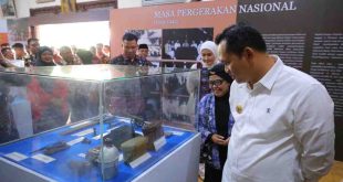 Pj Walikota Palembang, Cheka Virgowansyah melihat pameran foto dan arsip tokoh-tokoh pejuang kemerdekaan Sumatera Selatan di Museum Pahlawan Nasional Mayjend TNI (purn) dr.AK.Gani, Jl. MP. Mangkunegara, Kamis (30/1/2025). Foto: Kominfo Palembang.
