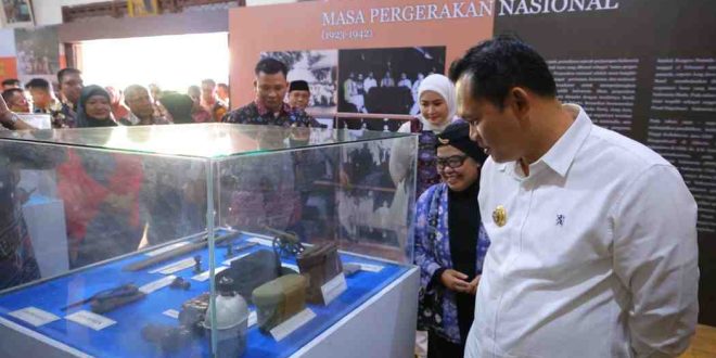 Pj Walikota Palembang, Cheka Virgowansyah melihat pameran foto dan arsip tokoh-tokoh pejuang kemerdekaan Sumatera Selatan di Museum Pahlawan Nasional Mayjend TNI (purn) dr.AK.Gani, Jl. MP. Mangkunegara, Kamis (30/1/2025). Foto: Kominfo Palembang.