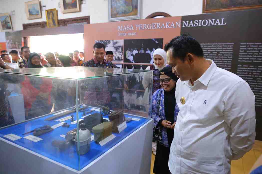Pj Walikota Palembang, Cheka Virgowansyah melihat pameran foto dan arsip tokoh-tokoh pejuang kemerdekaan Sumatera Selatan di Museum Pahlawan Nasional Mayjend TNI (purn) dr.AK.Gani, Jl. MP. Mangkunegara, Kamis (30/1/2025). Foto: Kominfo Palembang.